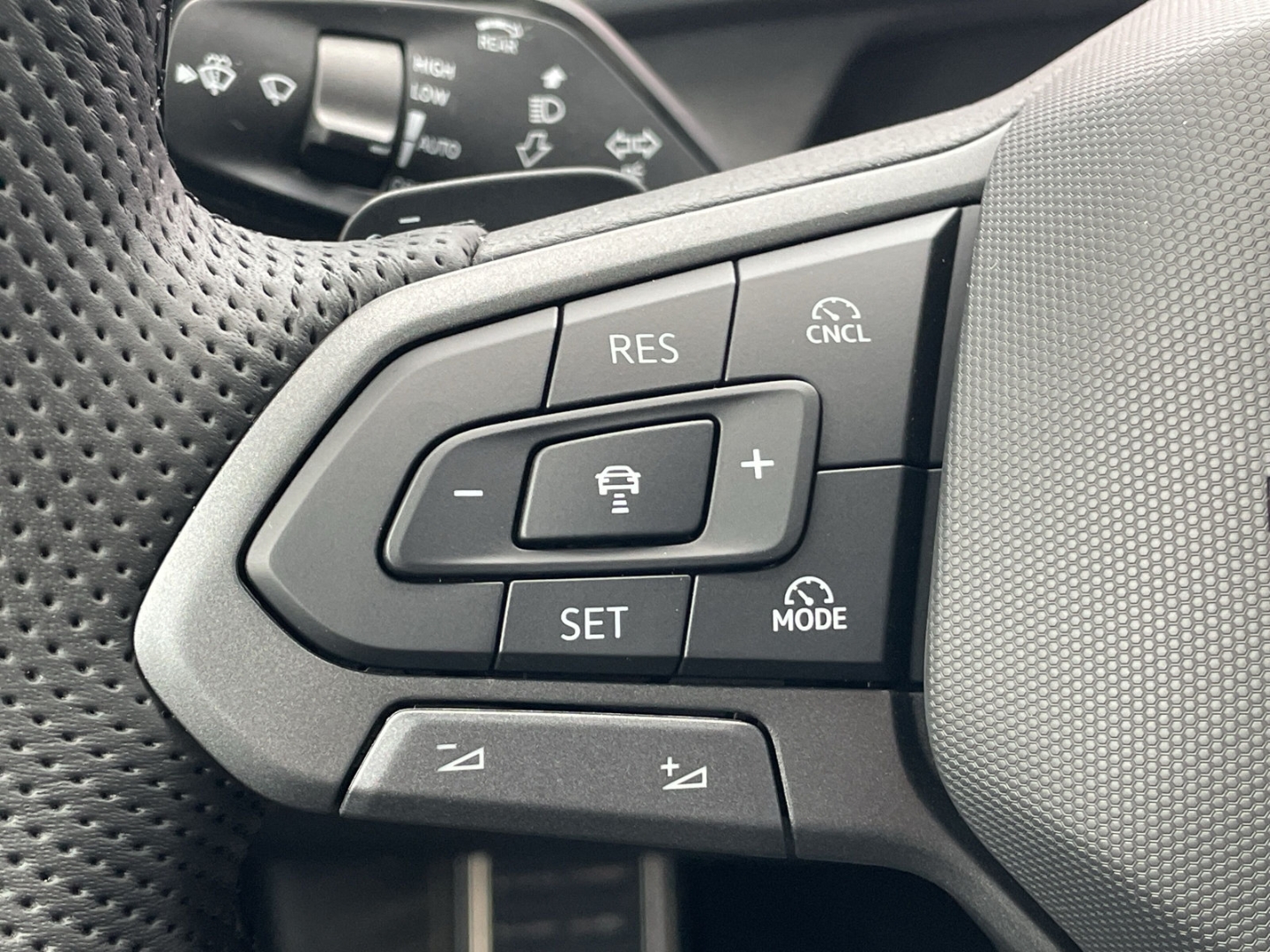 Tayron R-Line 1.5 eHybrid HUD/AHK/Matrix/DCC/H&K/360°Kamera/Keyless/ACC