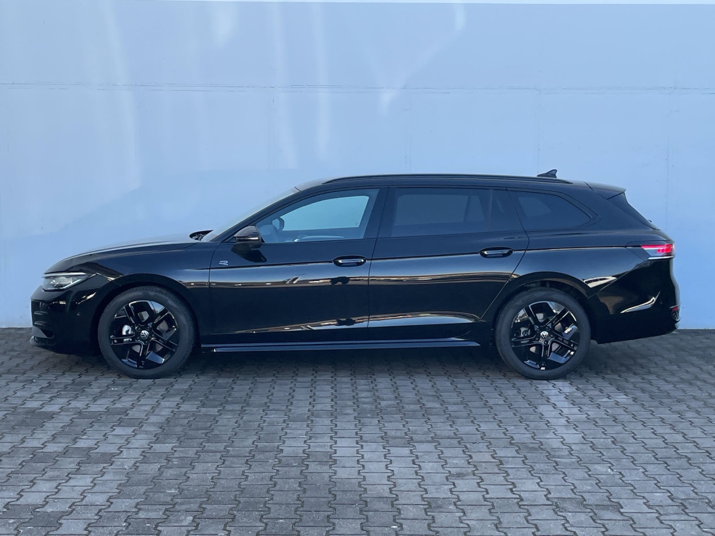 Passat 2.0 TDI R-line HUD/AHK/DCC Pro/360°Kamera/IQ.LIGHT/Navi/ACC/el.Heckklappe/Keyless