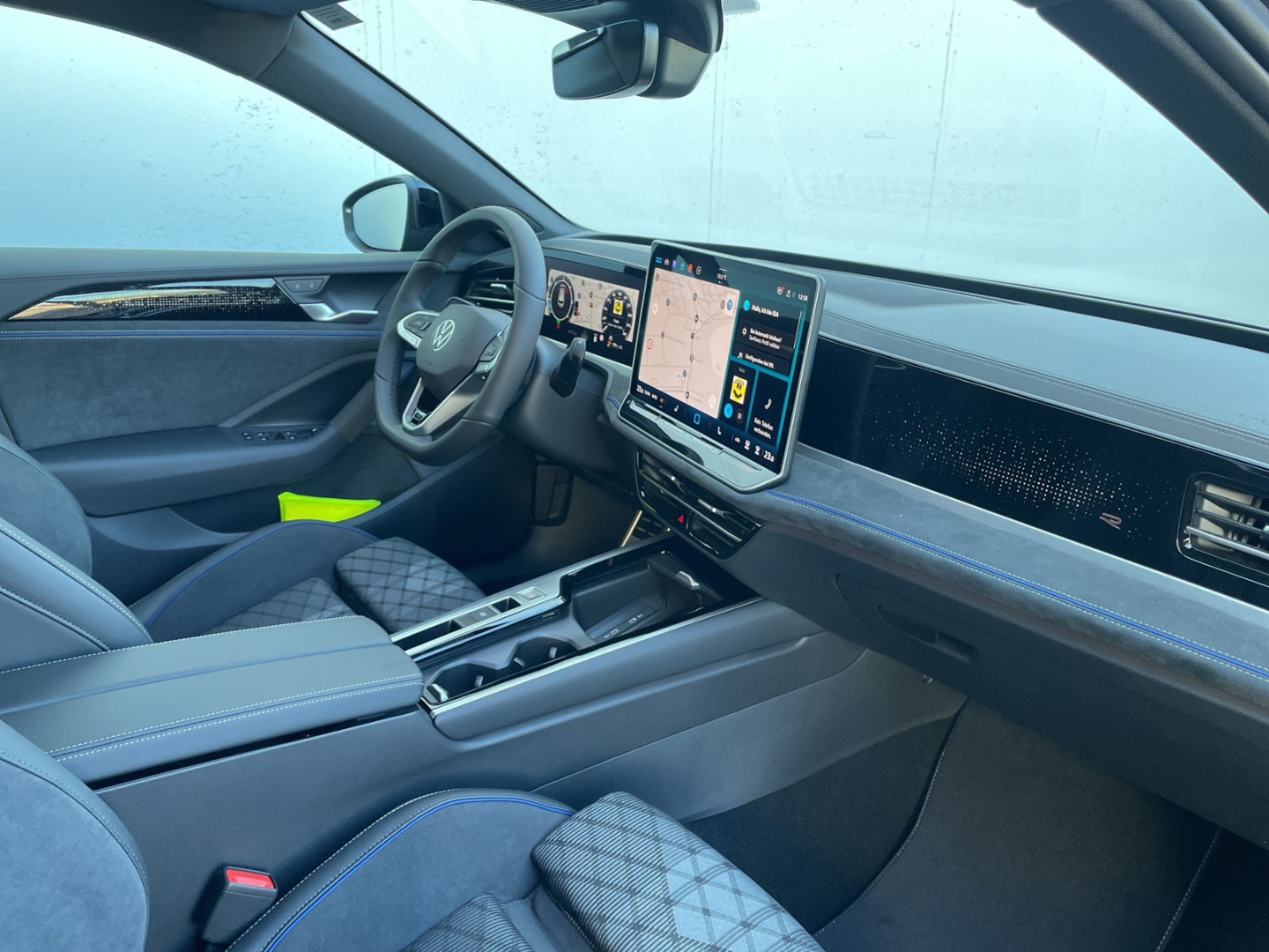 Passat 2.0 TDI R-line HUD/AHK/DCC Pro/360°Kamera/IQ.LIGHT/Navi/ACC/el.Heckklappe/Keyless