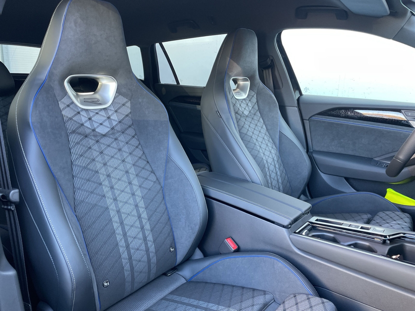 Passat 2.0 TDI R-line HUD/AHK/DCC Pro/360°Kamera/IQ.LIGHT/Navi/ACC/el.Heckklappe/Keyless