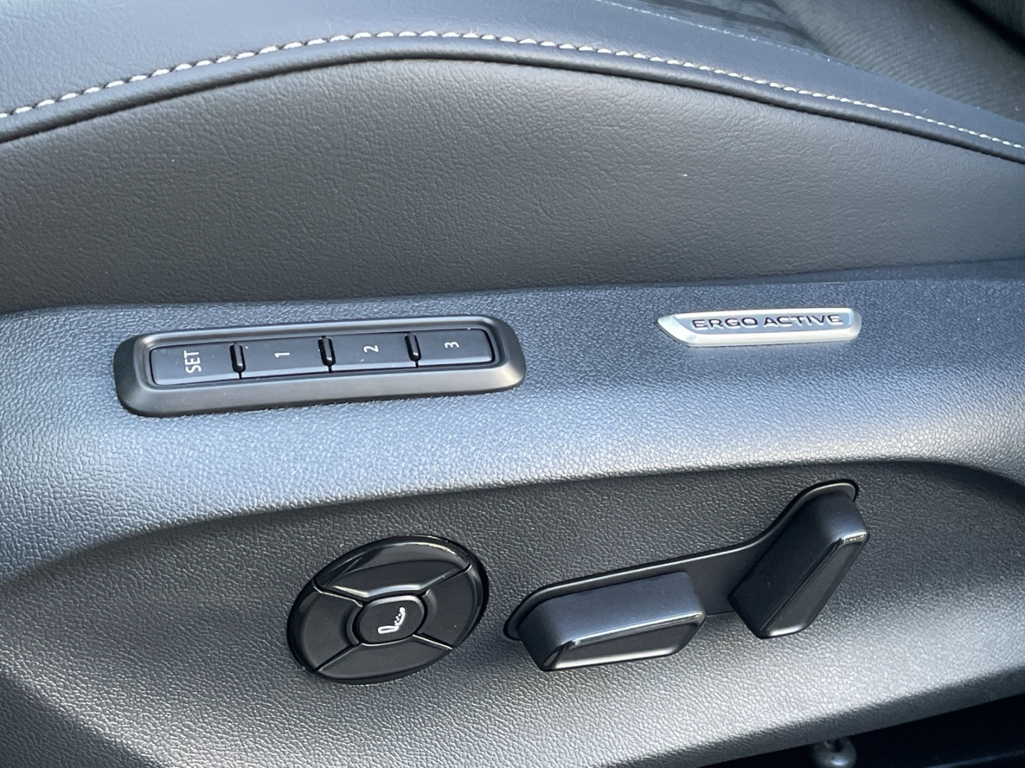 Passat 2.0 TDI R-line HUD/AHK/DCC Pro/360°Kamera/IQ.LIGHT/Navi/ACC/el.Heckklappe/Keyless