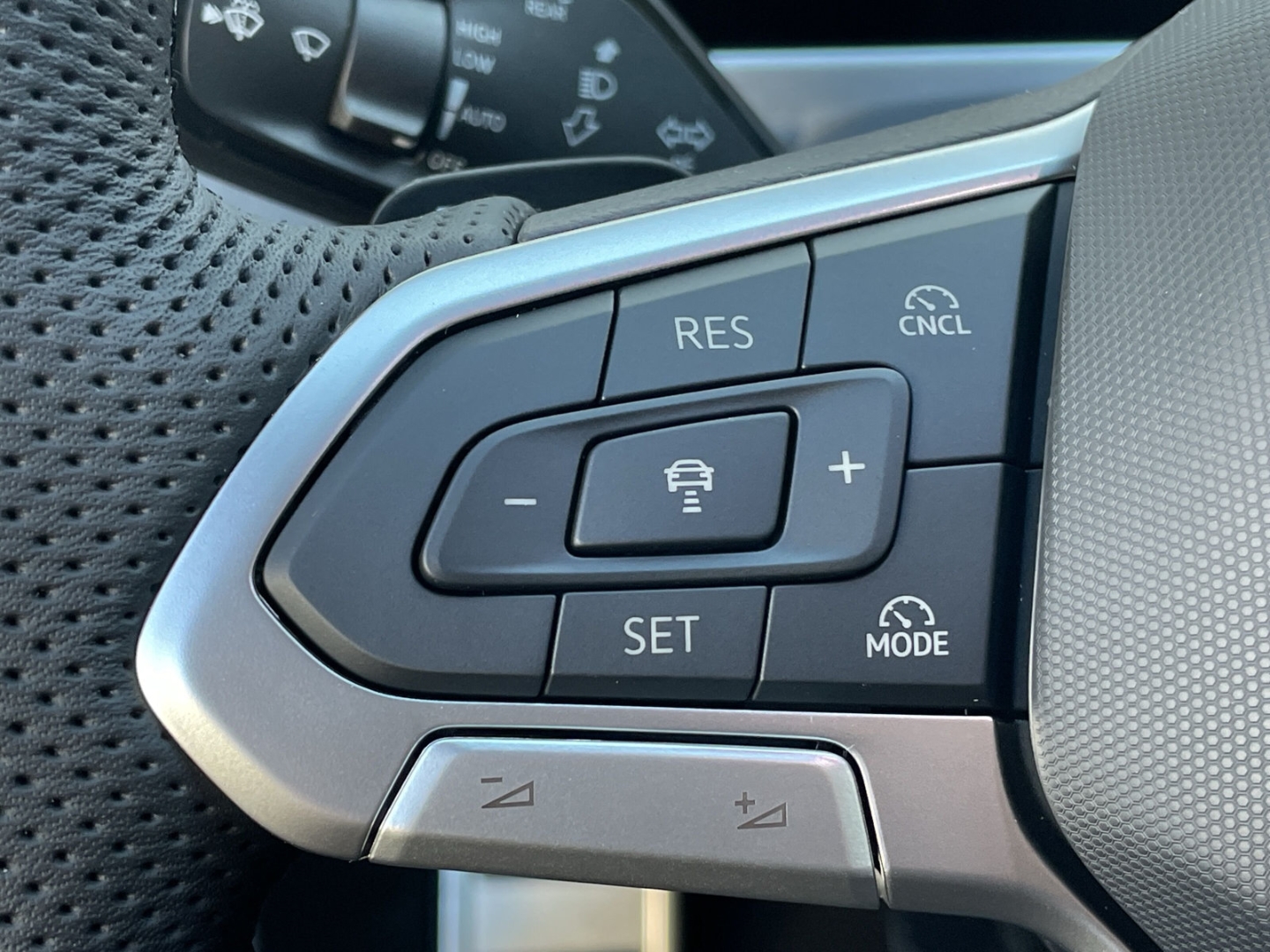 Passat 2.0 TDI R-line HUD/AHK/DCC Pro/360°Kamera/IQ.LIGHT/Navi/ACC/el.Heckklappe/Keyless