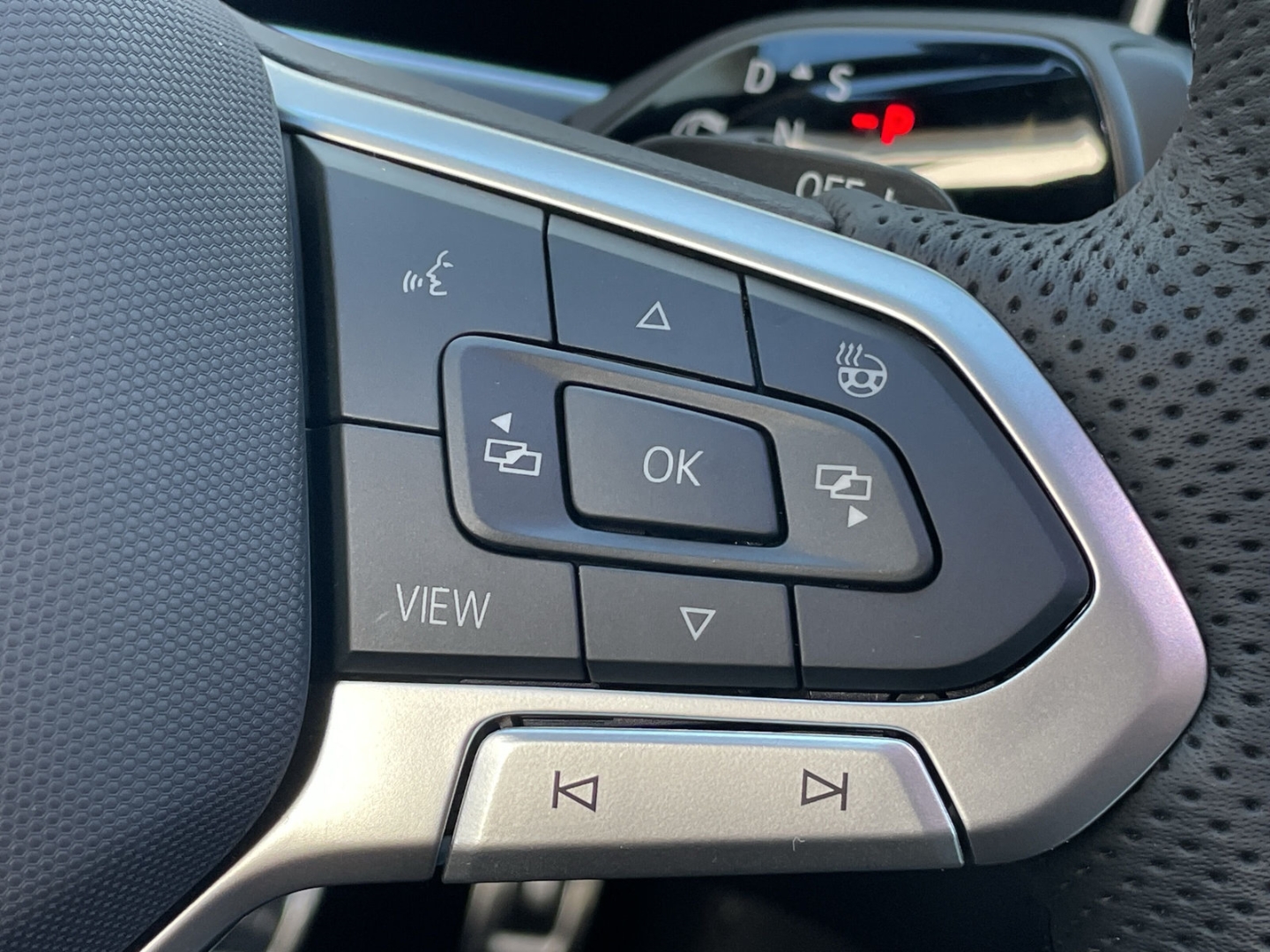 Passat 2.0 TDI R-line HUD/AHK/DCC Pro/360°Kamera/IQ.LIGHT/Navi/ACC/el.Heckklappe/Keyless