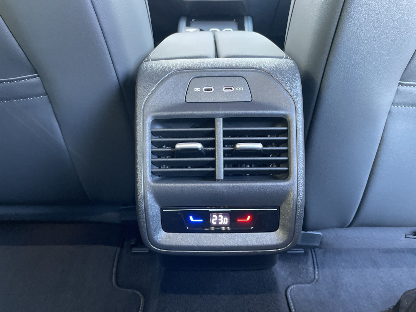 Passat 2.0 TDI R-line HUD/AHK/DCC Pro/360°Kamera/IQ.LIGHT/Navi/ACC/el.Heckklappe/Keyless