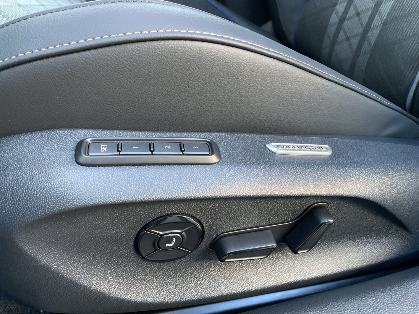 Passat 2.0 TDI R-line HUD/AHK/DCC Pro/360°Kamera/IQ.LIGHT/Navi/ACC/el.Heckklappe/Keyless