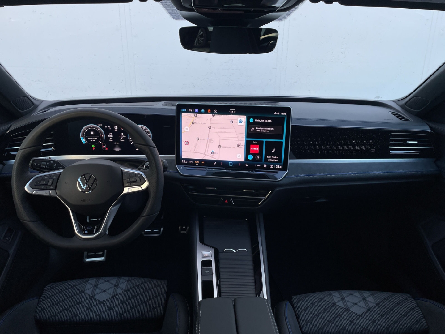 Passat 2.0 TDI R-line HUD/AHK/DCC Pro/360°Kamera/IQ.LIGHT/Navi/ACC/el.Heckklappe/Keyless