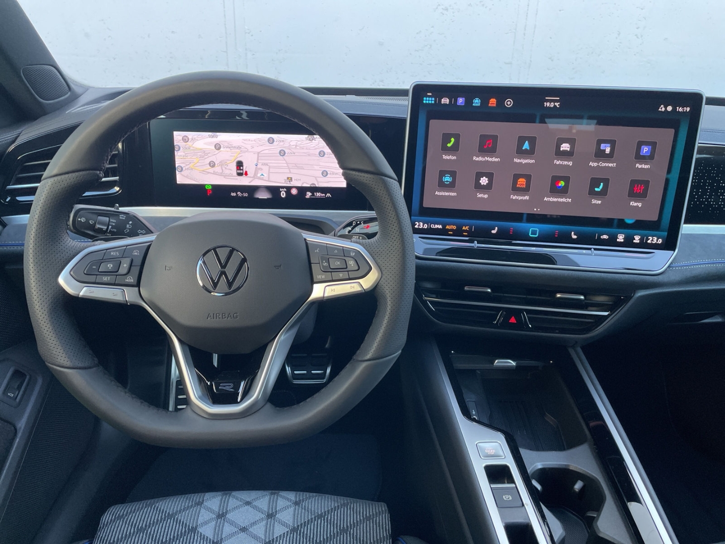Passat 2.0 TDI R-line HUD/AHK/DCC Pro/360°Kamera/IQ.LIGHT/Navi/ACC/el.Heckklappe/Keyless