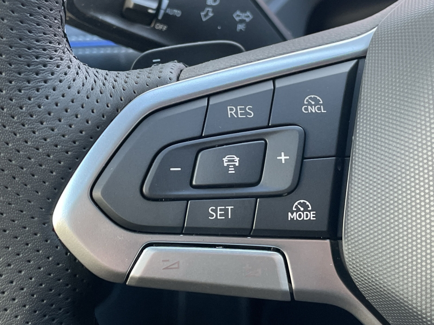 Passat 2.0 TDI R-line HUD/AHK/DCC Pro/360°Kamera/IQ.LIGHT/Navi/ACC/el.Heckklappe/Keyless