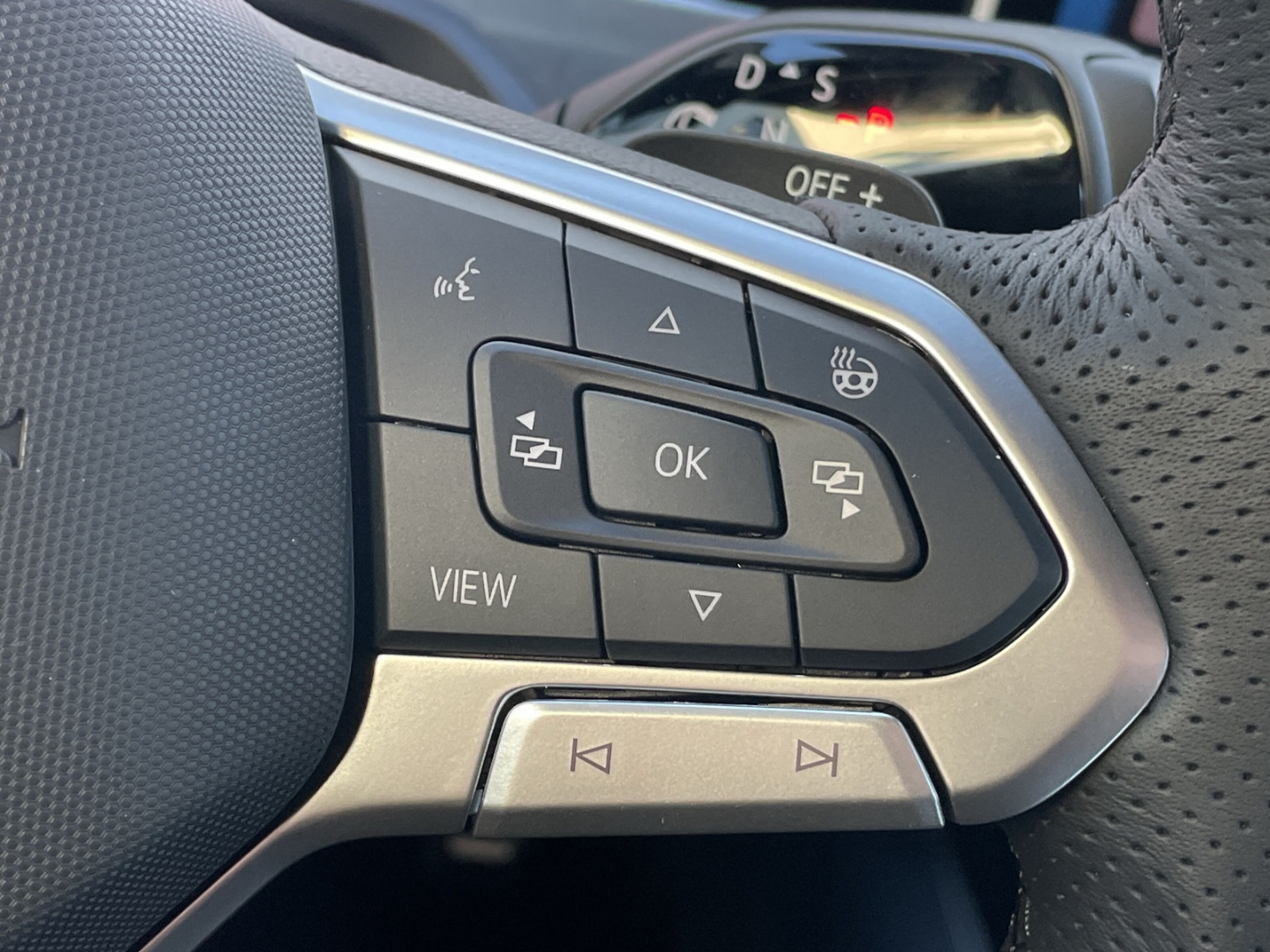 Passat 2.0 TDI R-line HUD/AHK/DCC Pro/360°Kamera/IQ.LIGHT/Navi/ACC/el.Heckklappe/Keyless