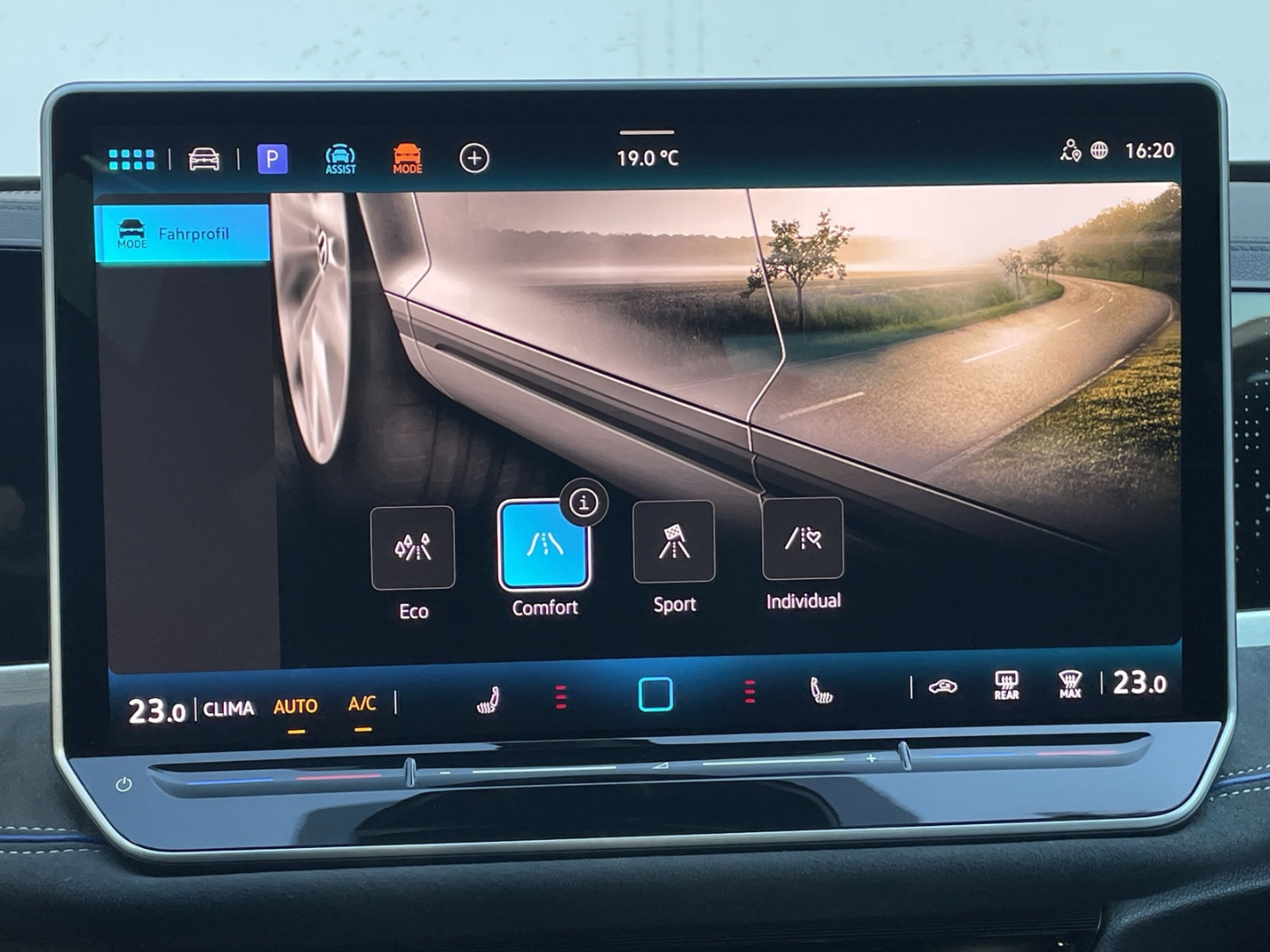 Passat 2.0 TDI R-line HUD/AHK/DCC Pro/360°Kamera/IQ.LIGHT/Navi/ACC/el.Heckklappe/Keyless
