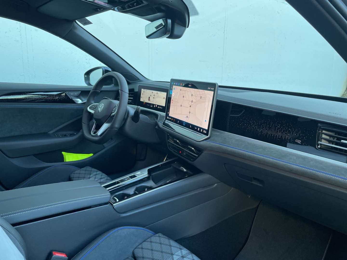 Passat 2.0 TDI R-line HUD/AHK/DCC Pro/360°Kamera/IQ.LIGHT/Navi/ACC/el.Heckklappe/Keyless