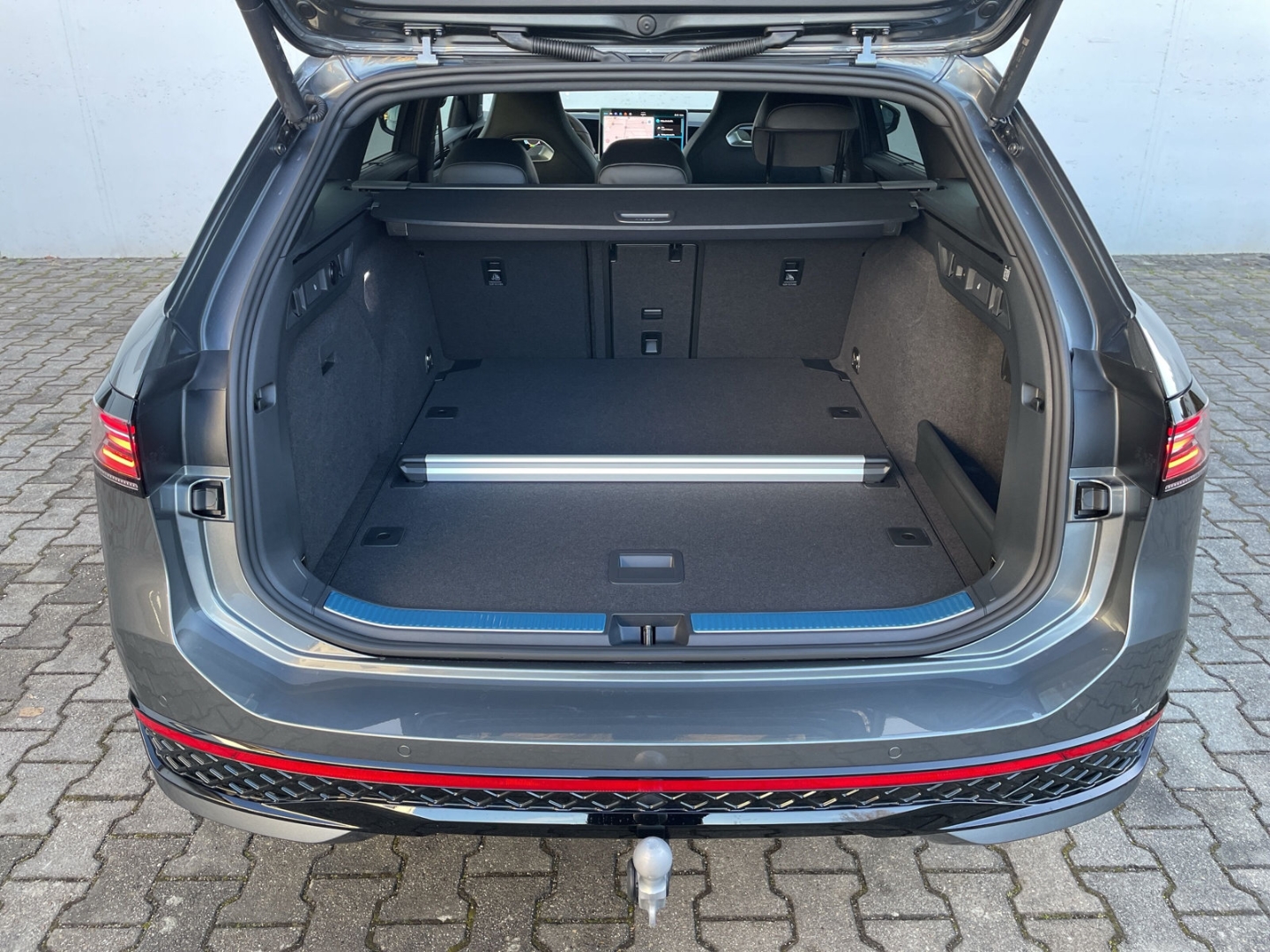 Passat 2.0 TDI R-line HUD/AHK/DCC Pro/360°Kamera/IQ.LIGHT/Navi/ACC/el.Heckklappe/Keyless
