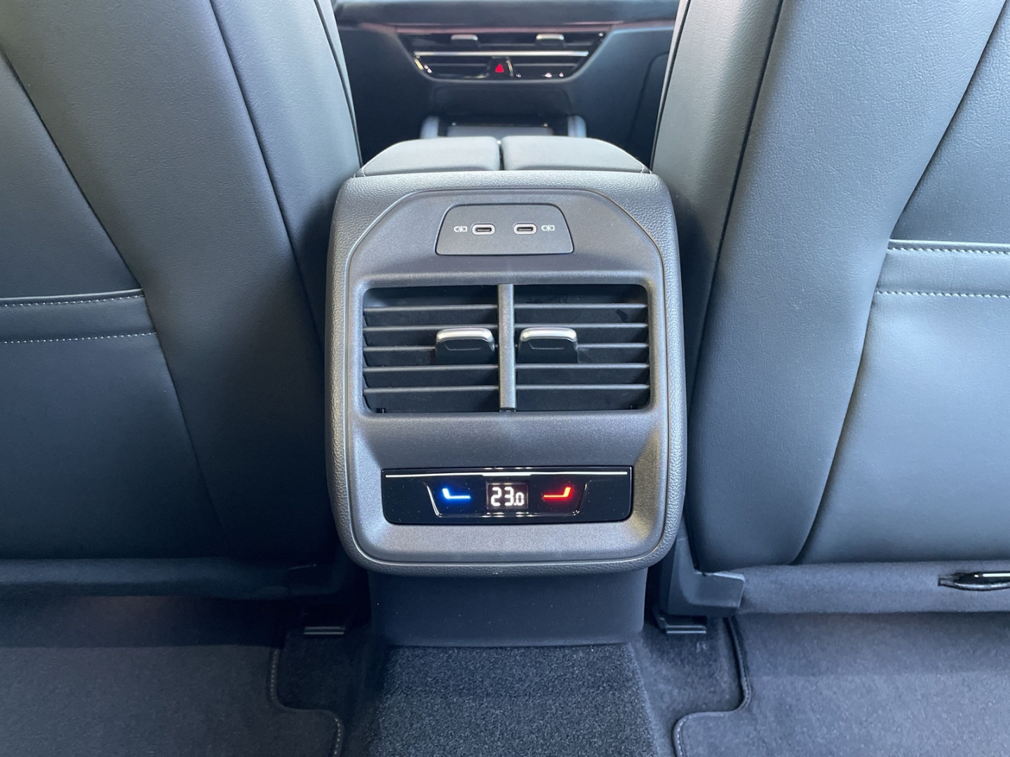 Passat 2.0 TDI R-line HUD/AHK/DCC Pro/360°Kamera/IQ.LIGHT/Navi/ACC/el.Heckklappe/Keyless
