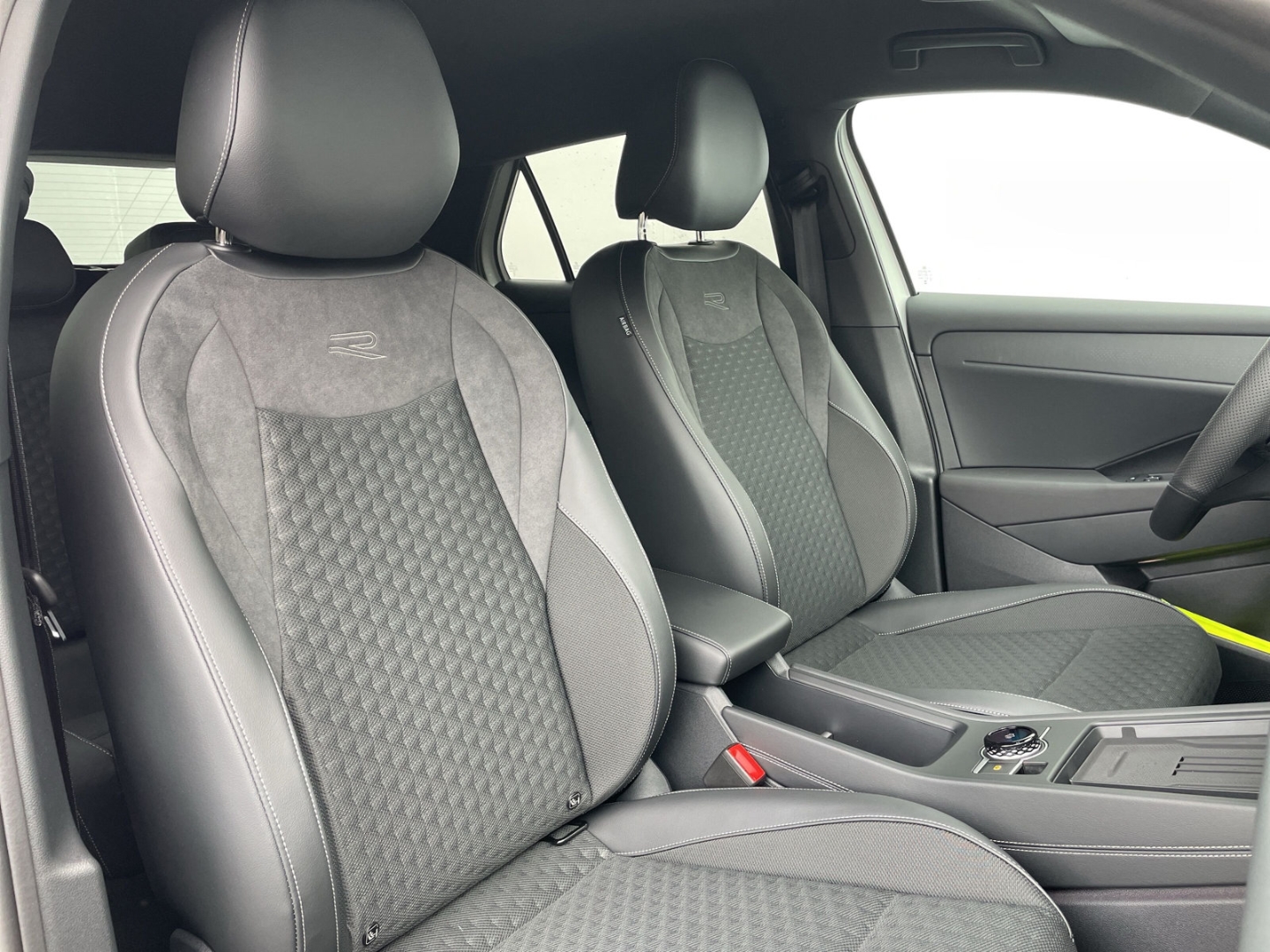 T-Roc R-Line 1.5eTSI 360°Kamera/HUD/ACC/Navi/App-Connect/Keyless/Spurwechsel