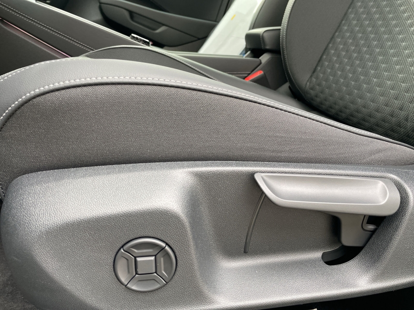 T-Roc R-Line 1.5eTSI 360°Kamera/HUD/ACC/Navi/App-Connect/Keyless/Spurwechsel