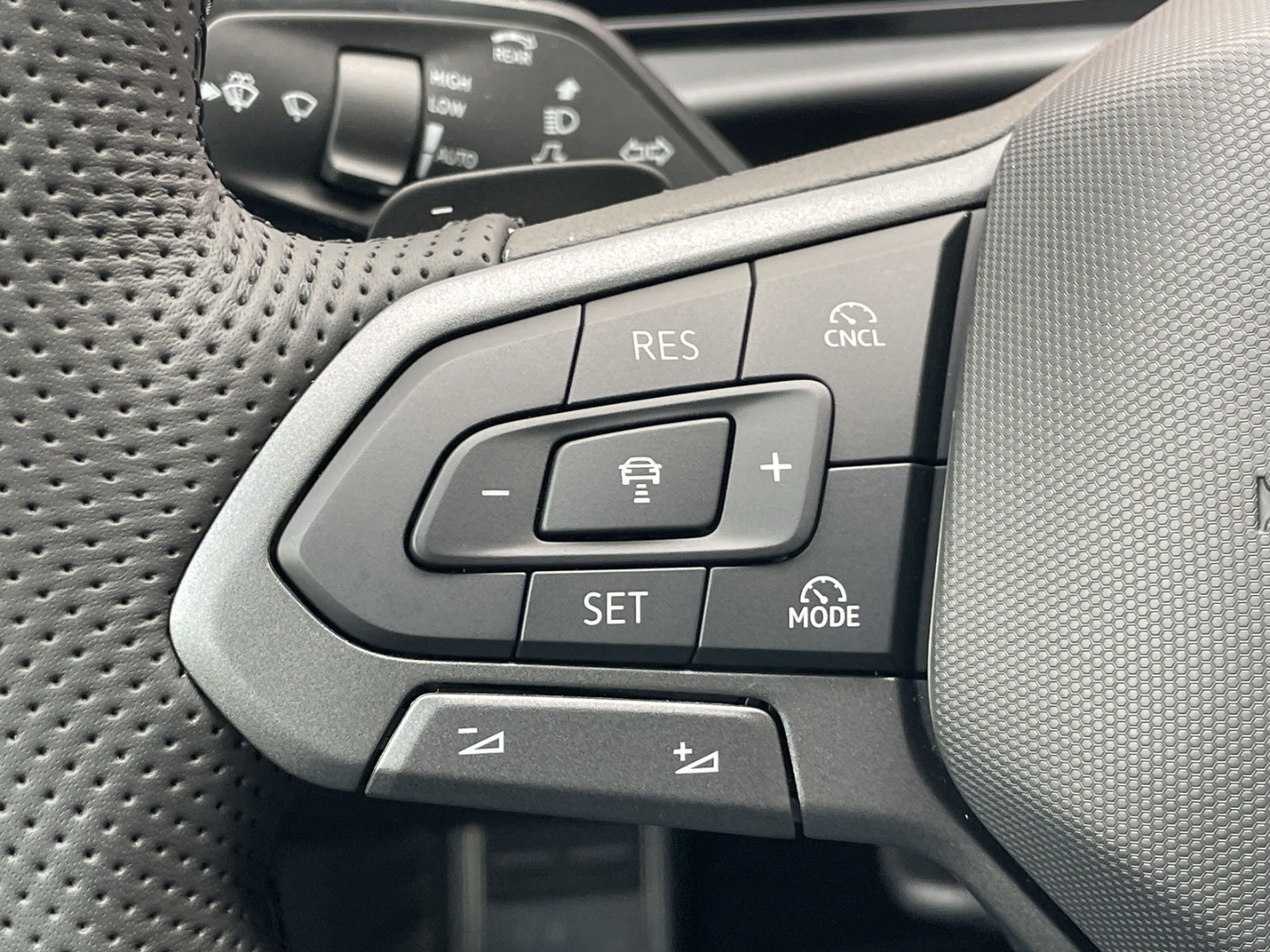 T-Roc R-Line 1.5eTSI 360°Kamera/HUD/ACC/Navi/App-Connect/Keyless/Spurwechsel