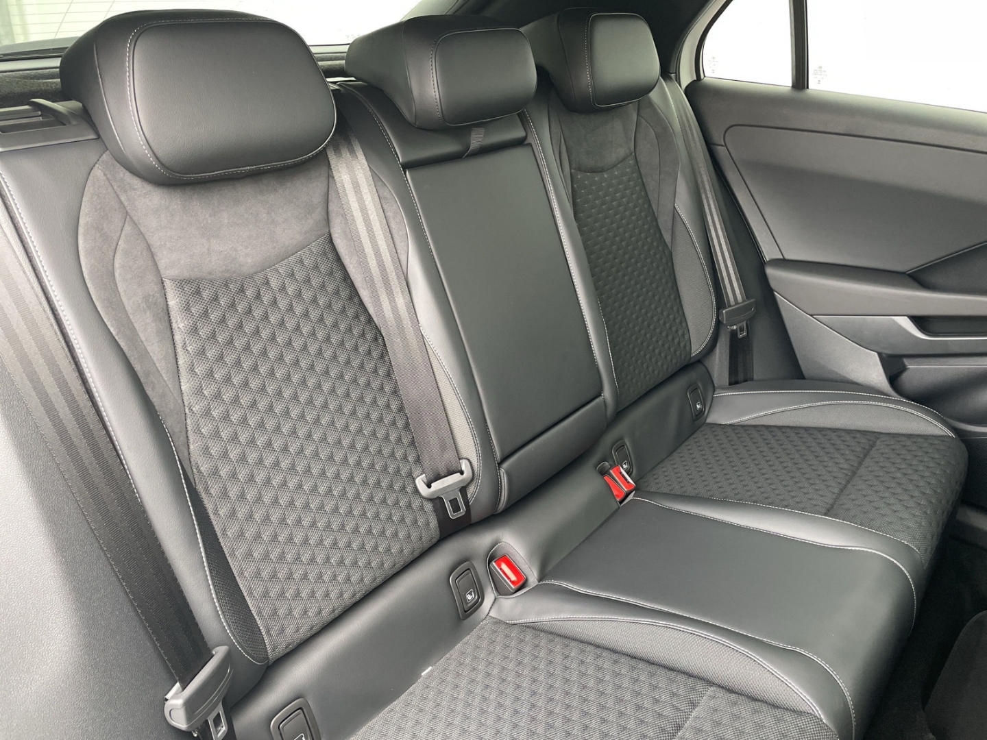 T-Roc R-Line 1.5eTSI 360°Kamera/HUD/ACC/Navi/App-Connect/Keyless/Spurwechsel
