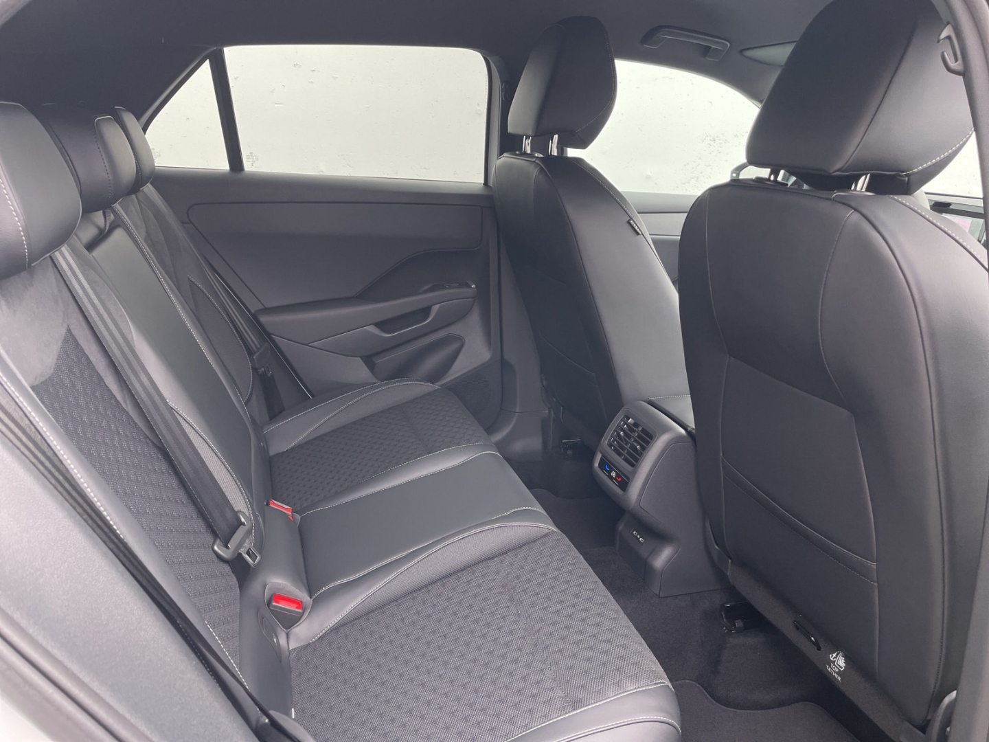 T-Roc R-Line 1.5eTSI 360°Kamera/HUD/ACC/Navi/App-Connect/Keyless/Spurwechsel