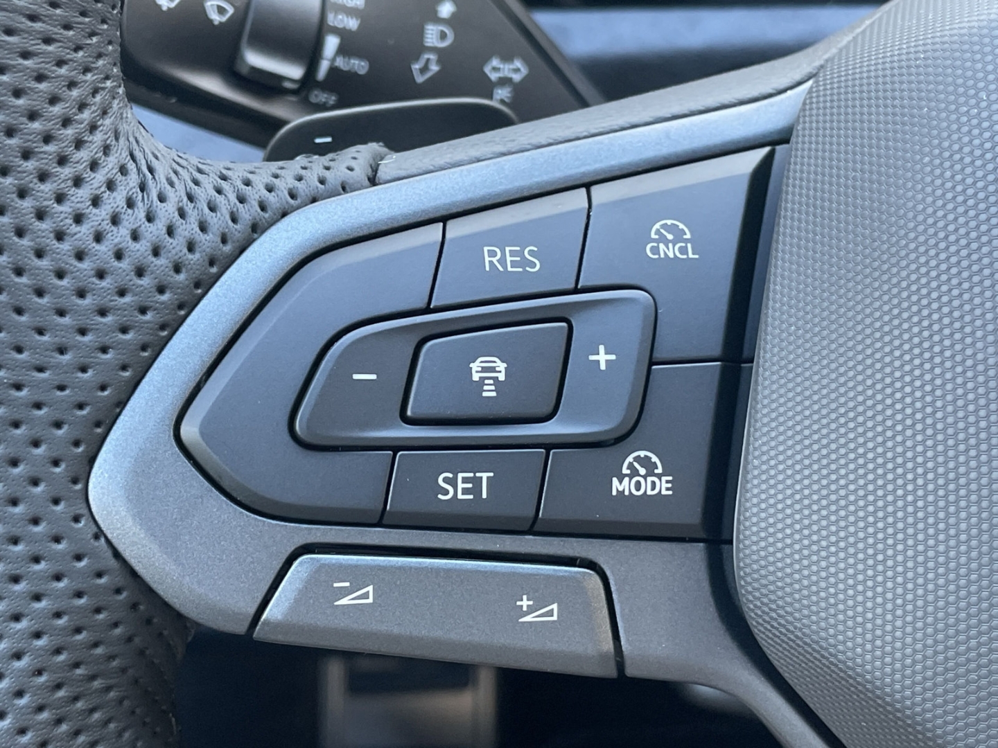 Tiguan 1.5 eTSI DSG R-Line AHK/360°Kamera/Navi/ACC/Keyless/el.Heckklappe
