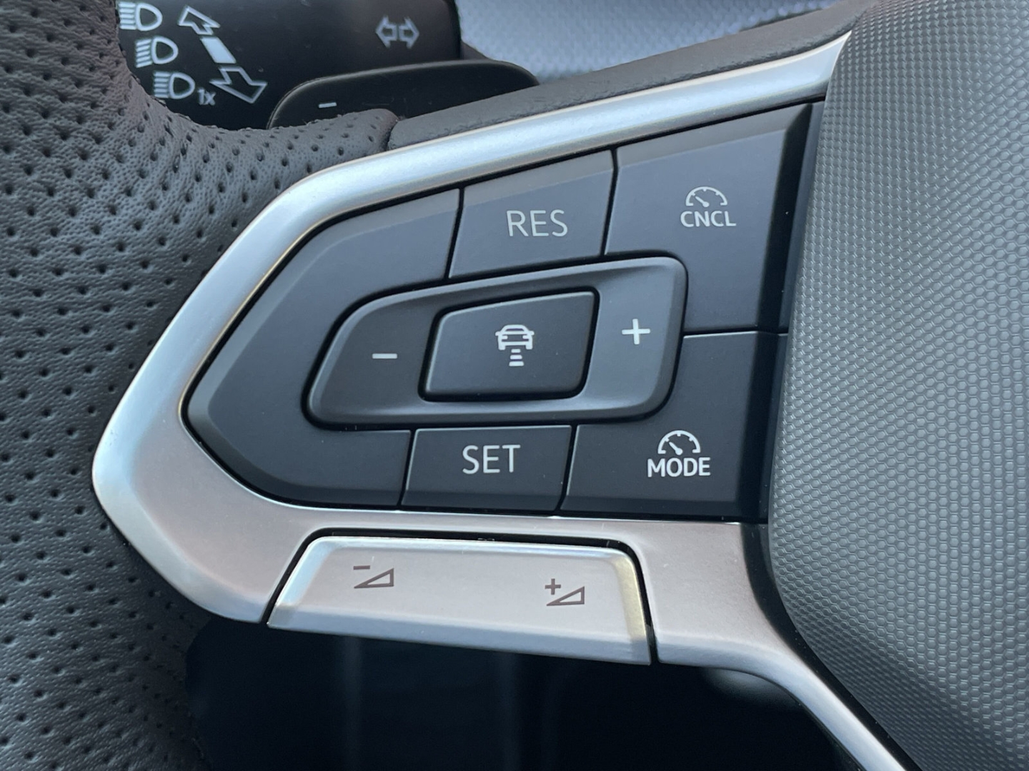 Golf VIII R-Line 1.5eTSI DSG HUD/AHK/Navi/Kamera/ACC/App-Connect/