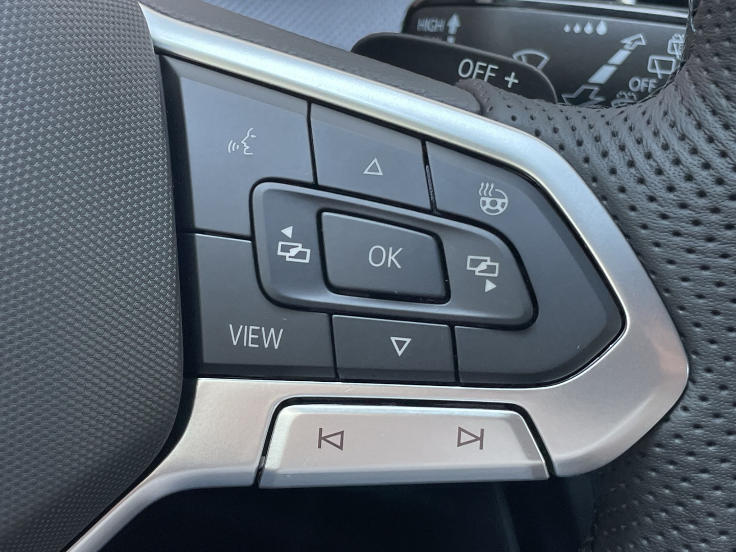 Golf VIII R-Line 1.5eTSI DSG HUD/AHK/Navi/Kamera/ACC/App-Connect/
