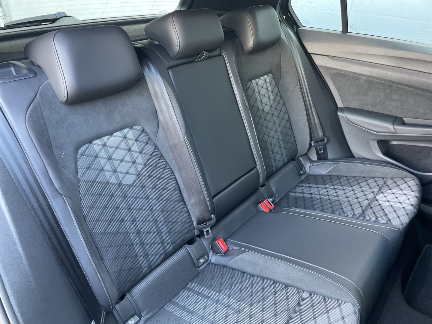Golf VIII R-Line 1.5eTSI DSG HUD/AHK/Navi/Kamera/ACC/App-Connect/