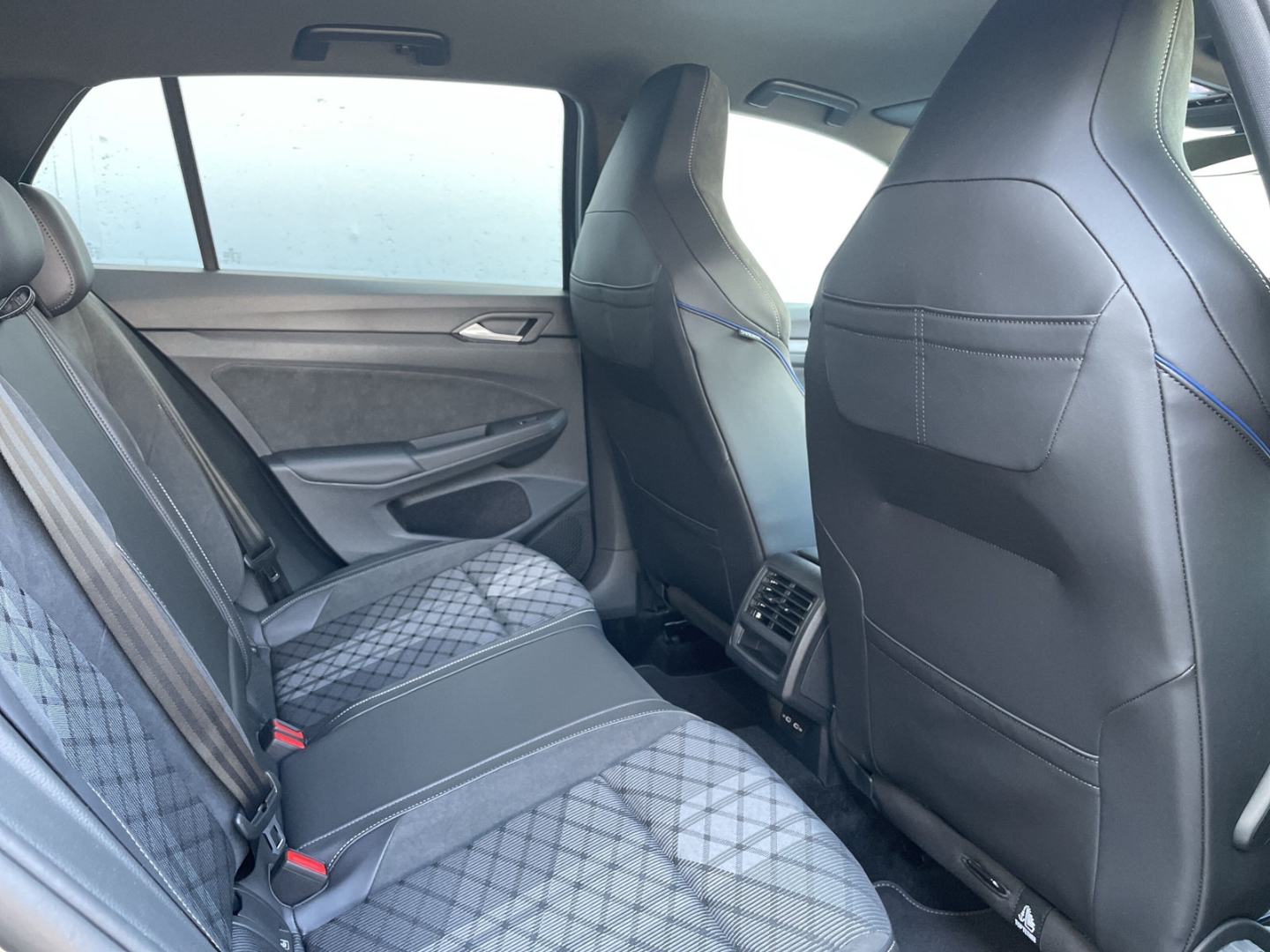 Golf VIII R-Line 1.5eTSI DSG HUD/AHK/Navi/Kamera/ACC/App-Connect/