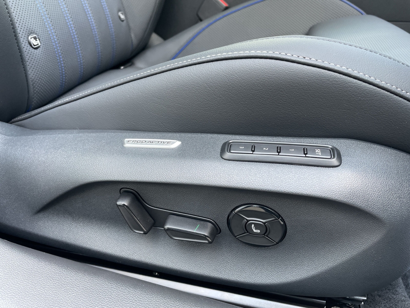 Passat Variant R-Line Signature 1.5 TSI eHybrid DSG AHK