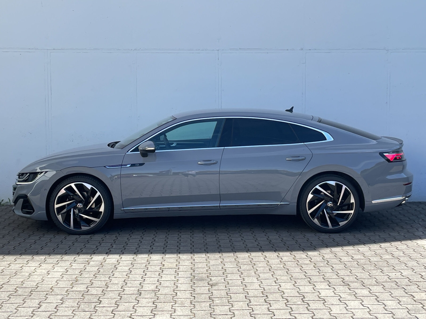 Arteon 2.0 TSI DSG R-Line AHK/DCC/Kamera/Keyless/App-Connect/IQ.LIGHT/Navi Pro/ACC