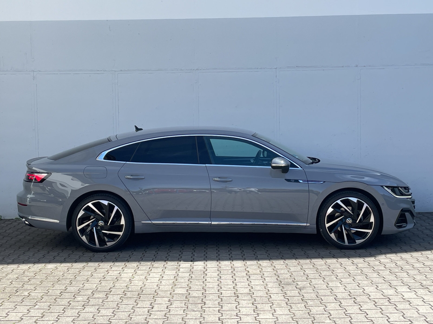 Arteon 2.0 TSI DSG R-Line AHK/DCC/Kamera/Keyless/App-Connect/IQ.LIGHT/Navi Pro/ACC