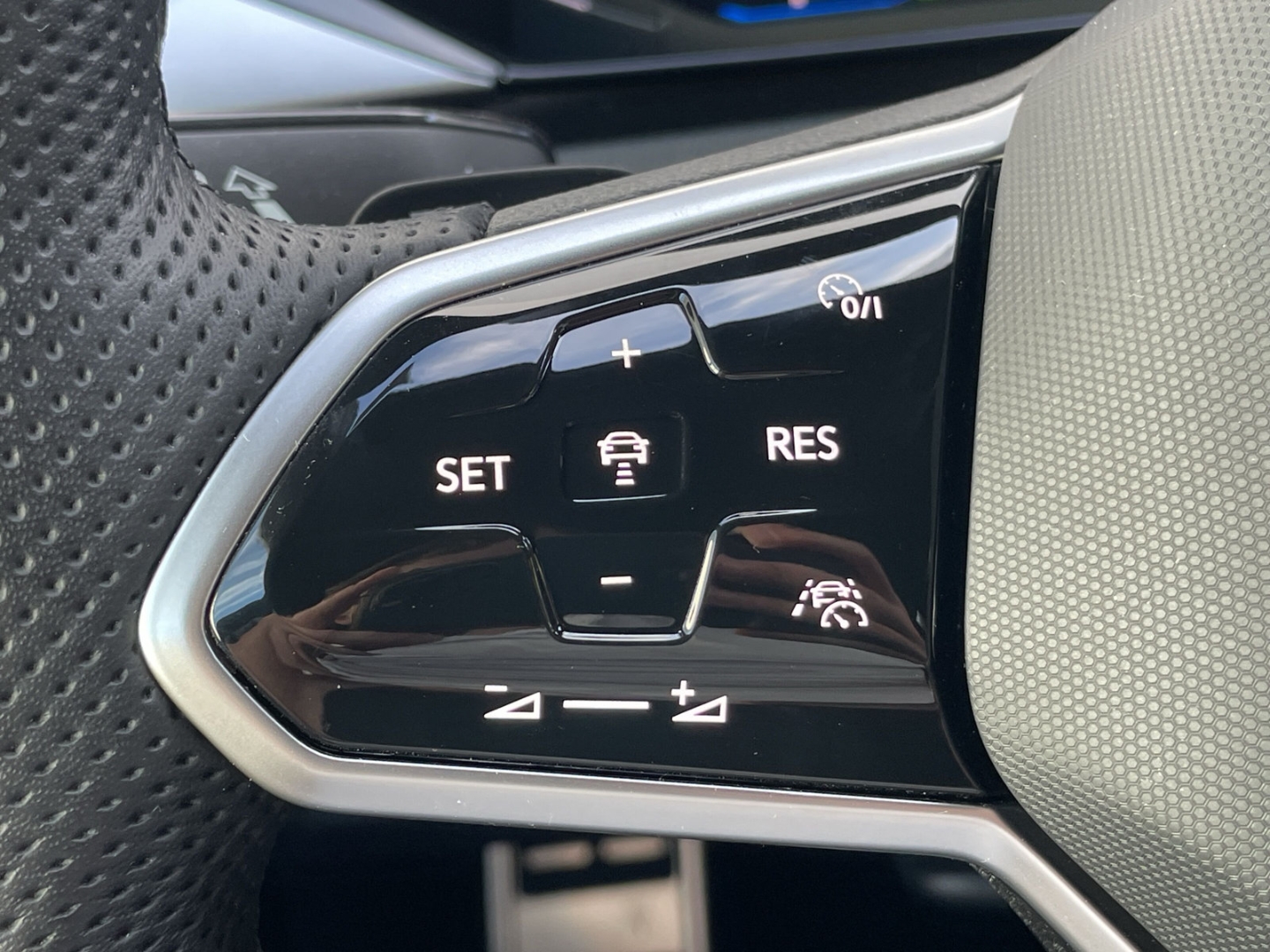 Arteon 2.0 TSI DSG R-Line AHK/DCC/Kamera/Keyless/App-Connect/IQ.LIGHT/Navi Pro/ACC
