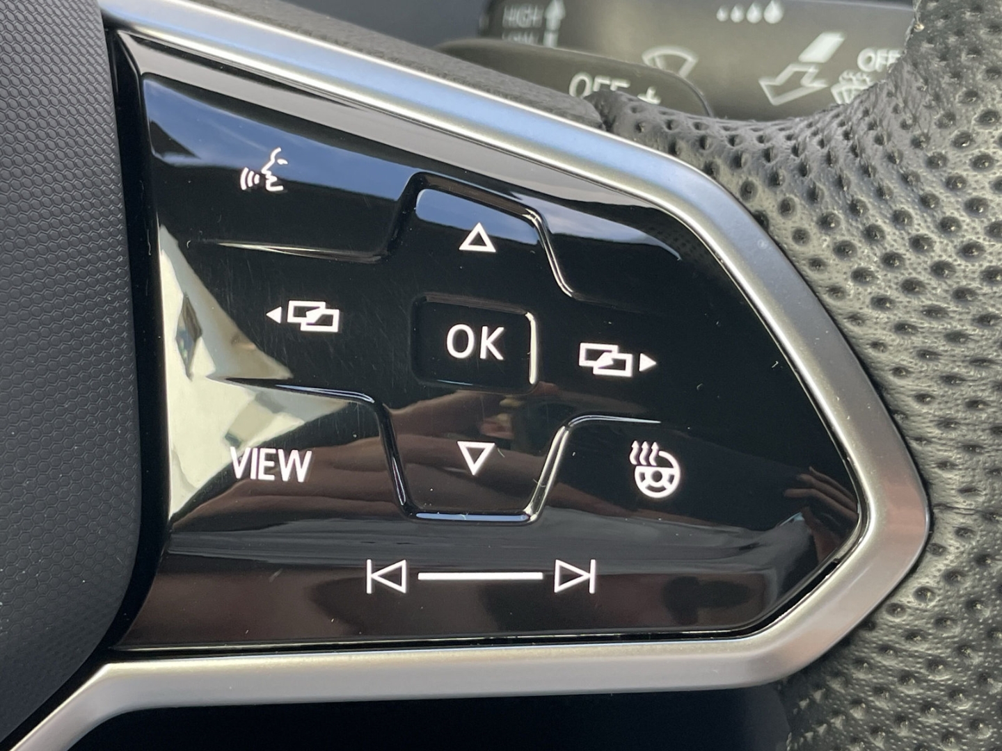 Arteon 2.0 TSI DSG R-Line AHK/DCC/Kamera/Keyless/App-Connect/IQ.LIGHT/Navi Pro/ACC