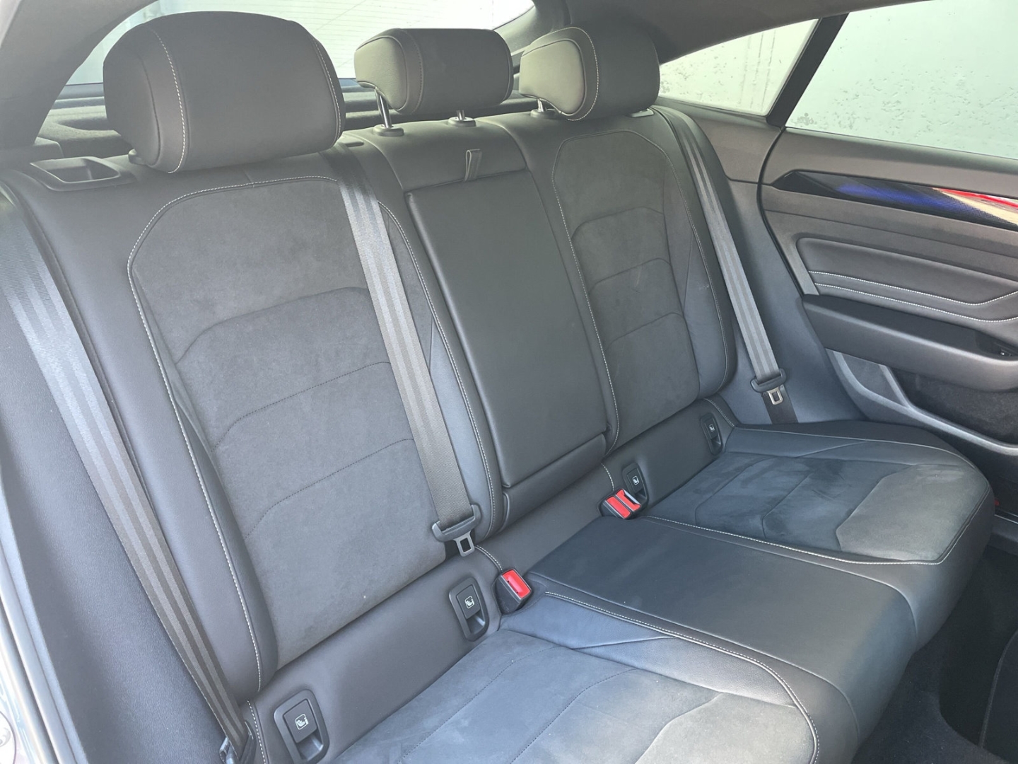Arteon 2.0 TSI DSG R-Line AHK/DCC/Kamera/Keyless/App-Connect/IQ.LIGHT/Navi Pro/ACC