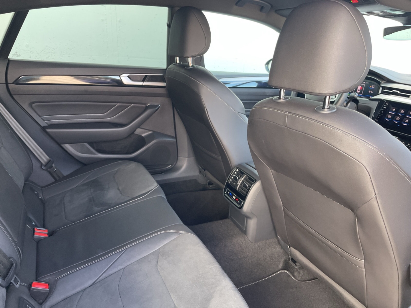 Arteon 2.0 TSI DSG R-Line AHK/DCC/Kamera/Keyless/App-Connect/IQ.LIGHT/Navi Pro/ACC