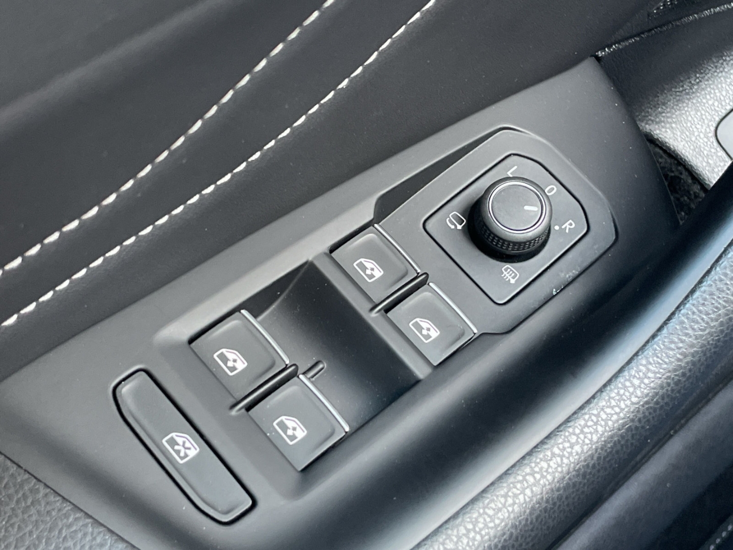 Arteon 2.0 TSI DSG R-Line AHK/DCC/Kamera/Keyless/App-Connect/IQ.LIGHT/Navi Pro/ACC