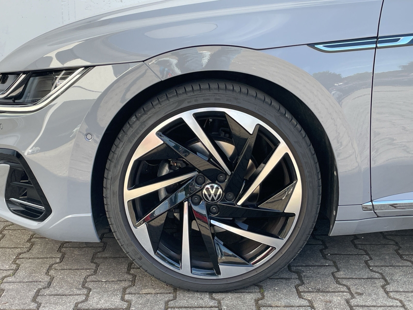 Arteon 2.0 TSI DSG R-Line AHK/DCC/Kamera/Keyless/App-Connect/IQ.LIGHT/Navi Pro/ACC