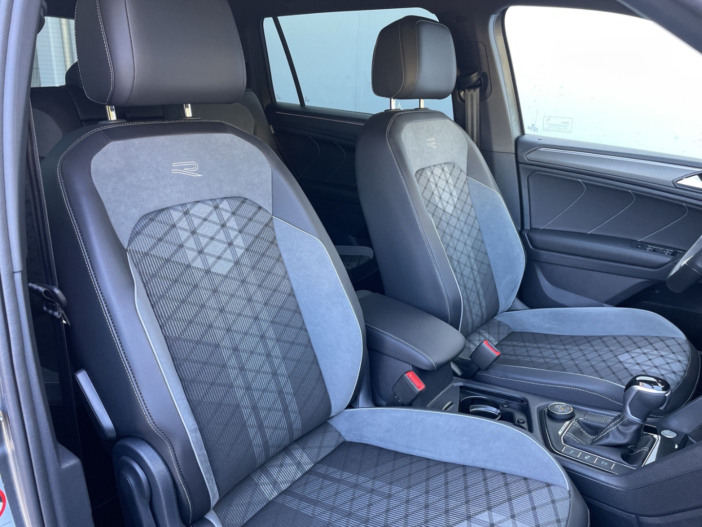 Tiguan Allspace 2.0TDI DSG R-Line 4M Black Style Kamera/AHK/ACC/Navi/IQ.LIGHT/Keyless/App-Connect