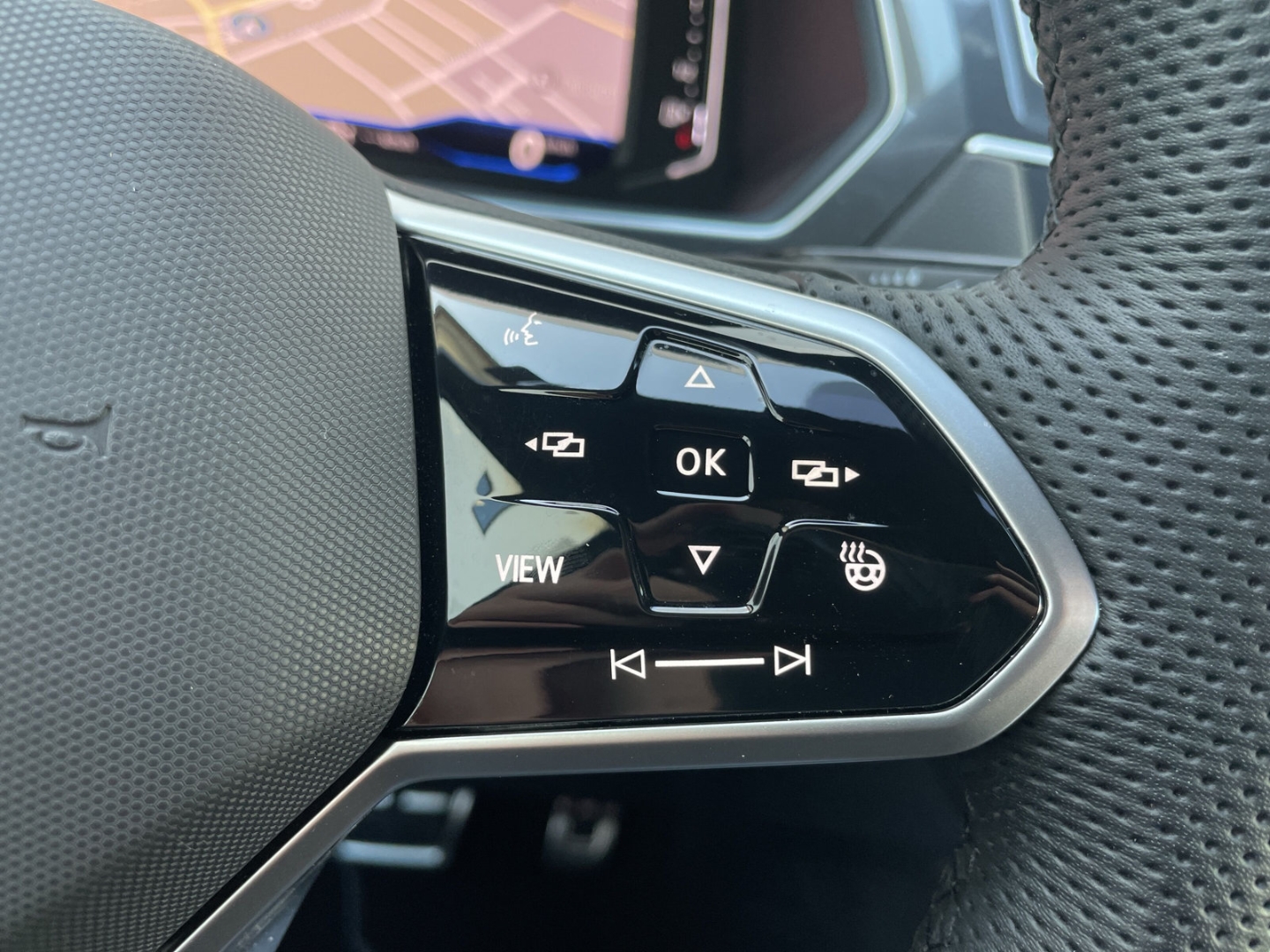 Tiguan Allspace 2.0TDI DSG R-Line 4M Black Style Kamera/AHK/ACC/Navi/IQ.LIGHT/Keyless/App-Connect
