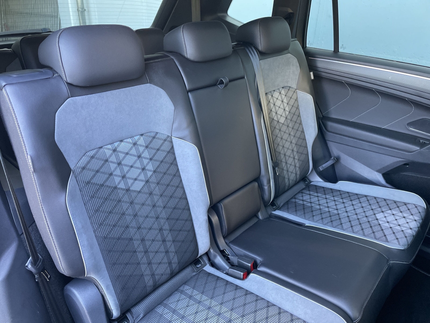 Tiguan Allspace 2.0TDI DSG R-Line 4M Black Style Kamera/AHK/ACC/Navi/IQ.LIGHT/Keyless/App-Connect