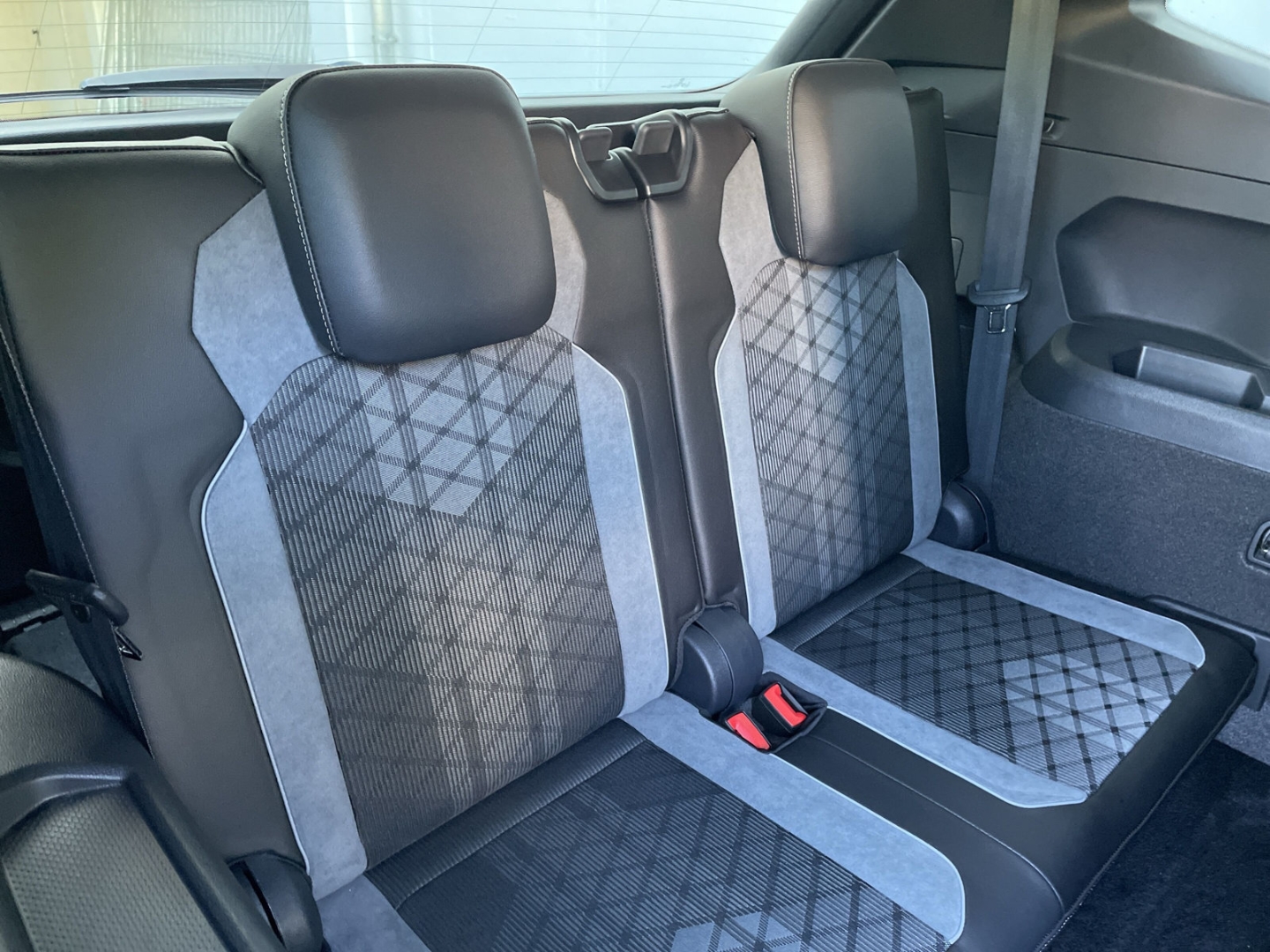 Tiguan Allspace 2.0TDI DSG R-Line 4M Black Style Kamera/AHK/ACC/Navi/IQ.LIGHT/Keyless/App-Connect