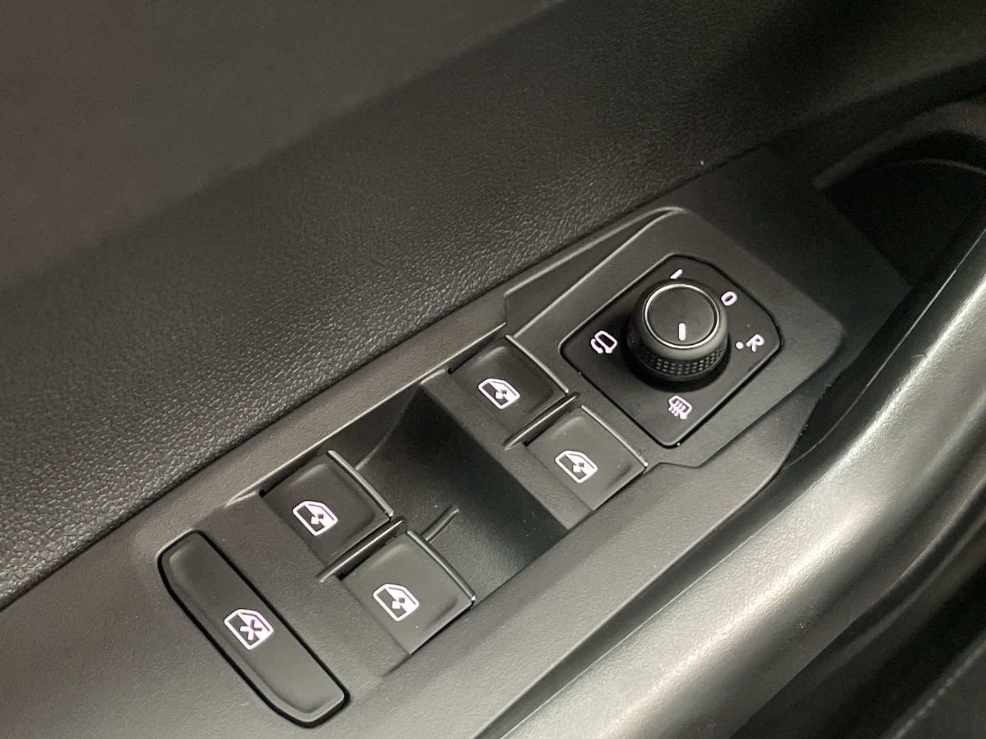 Taigo 1.0 TSI DSG R-Line Black Style Kamera/Pano/ACC/Navi/IQ.LIGHT/App-Connect