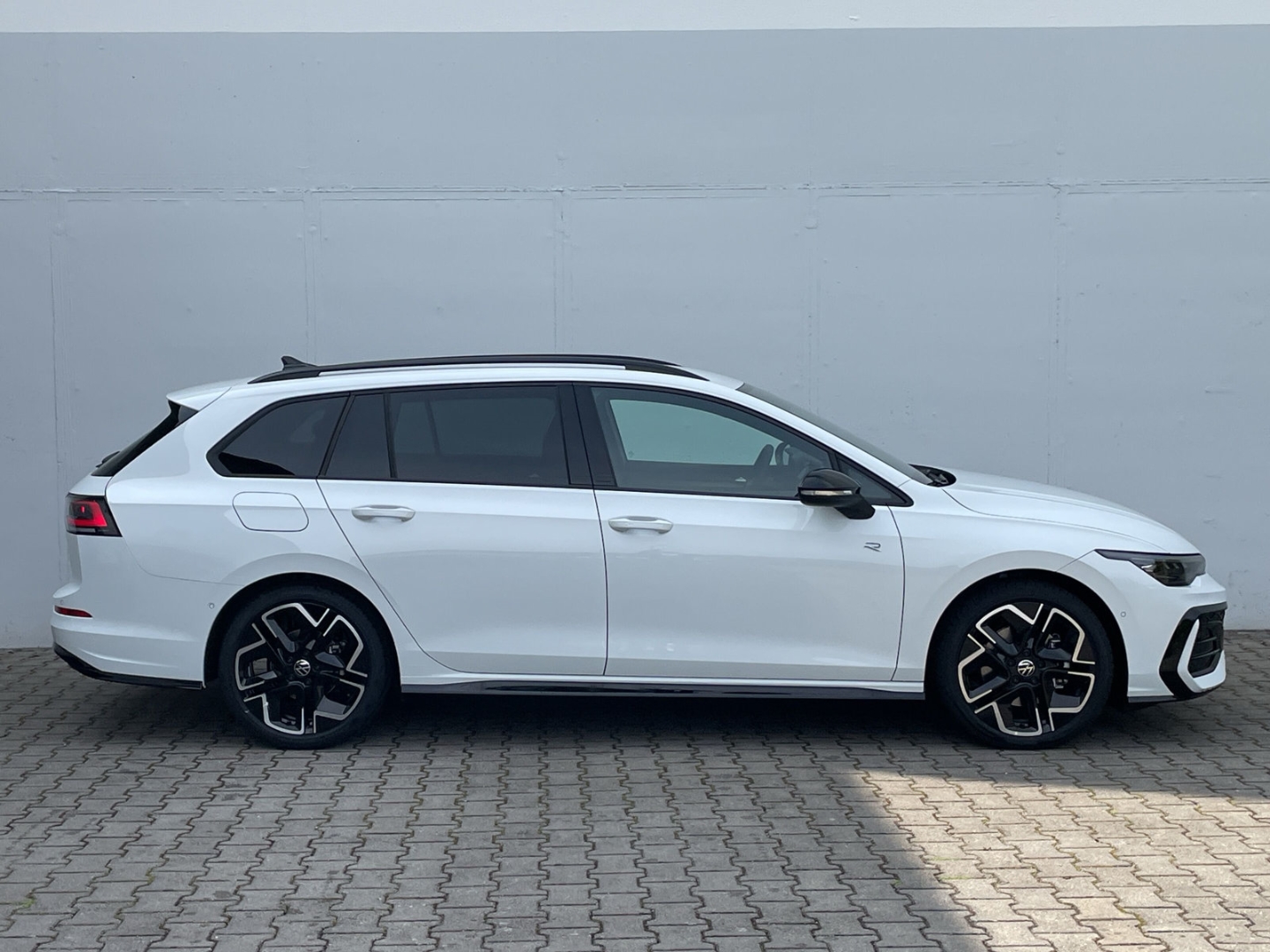 Golf Variant VIII 2.0 TDI DSG R-Line AHK/HUD/H&K/Navi/Kamera/ACC/IQ.LIGHT/Keyless/el.Heckklappe/