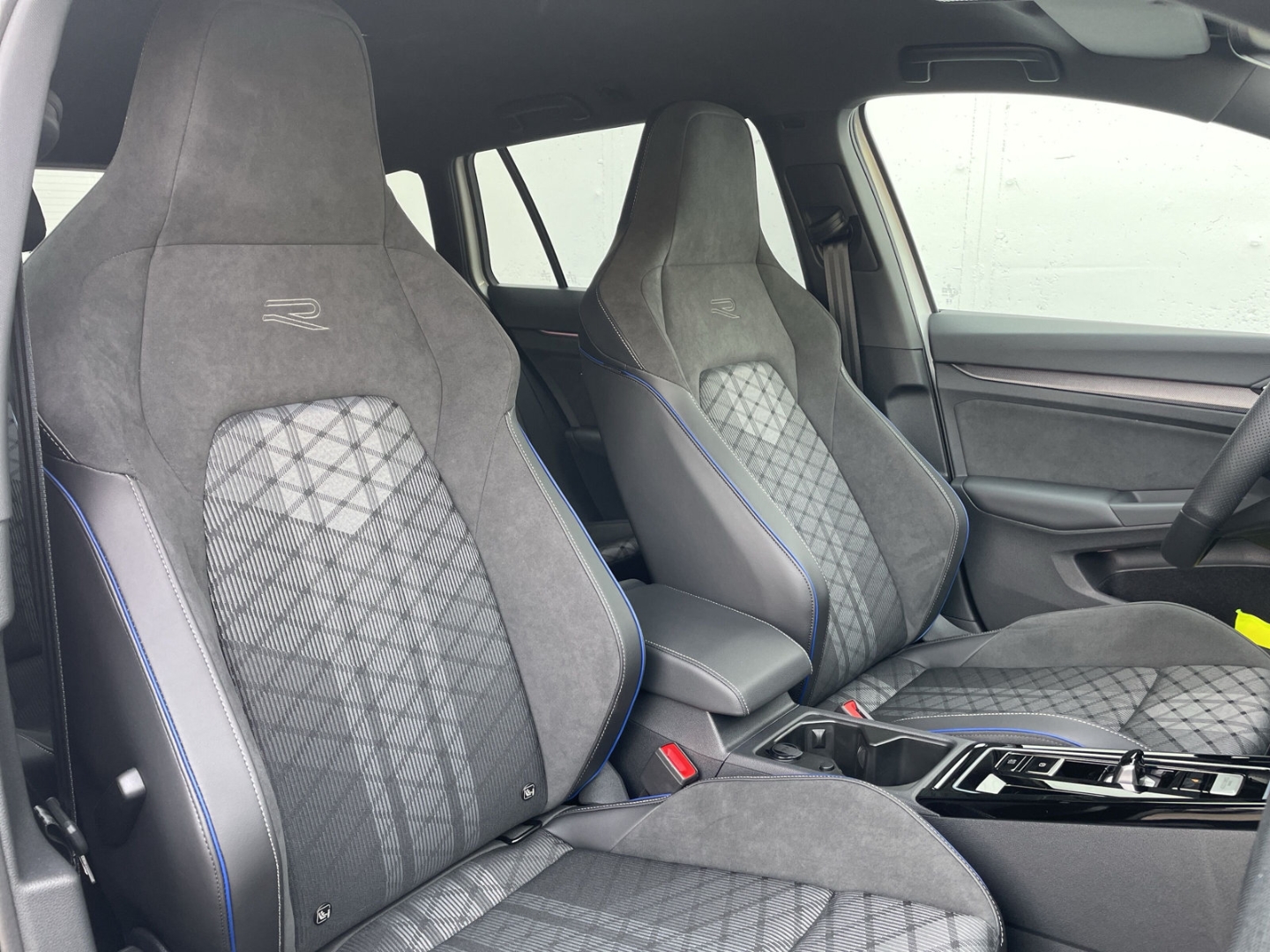 Golf Variant VIII 2.0 TDI DSG R-Line AHK/HUD/H&K/Navi/Kamera/ACC/IQ.LIGHT/Keyless/el.Heckklappe/