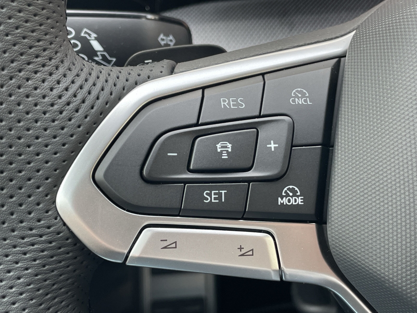 Golf Variant VIII 2.0 TDI DSG R-Line AHK/HUD/H&K/Navi/Kamera/ACC/IQ.LIGHT/Keyless/el.Heckklappe/