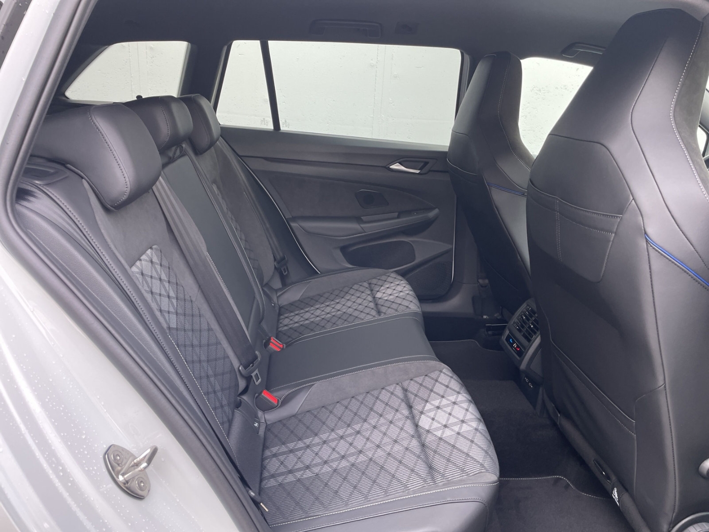 Golf Variant VIII 2.0 TDI DSG R-Line AHK/HUD/H&K/Navi/Kamera/ACC/IQ.LIGHT/Keyless/el.Heckklappe/