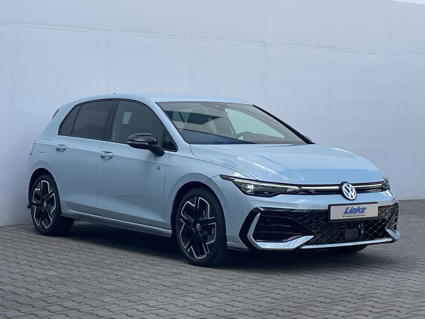 Golf VIII 1.5 eTSI DSG R-Line AHK/360°Kamera/HUD/Navi