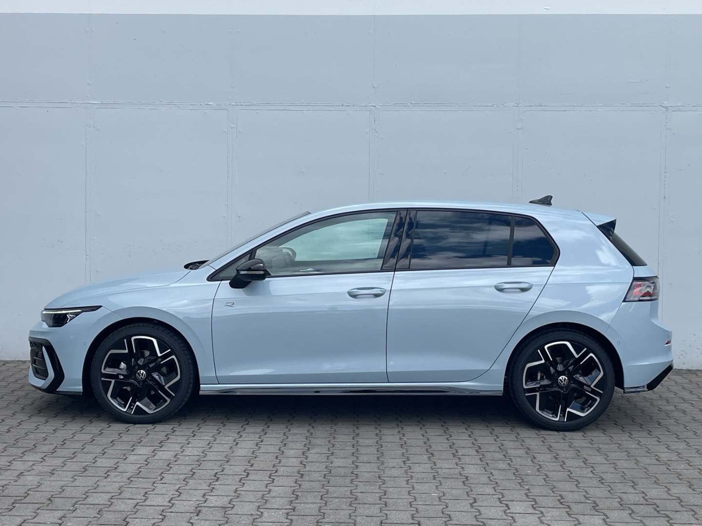 Golf VIII 1.5 eTSI DSG R-Line AHK/360°Kamera/HUD/Navi