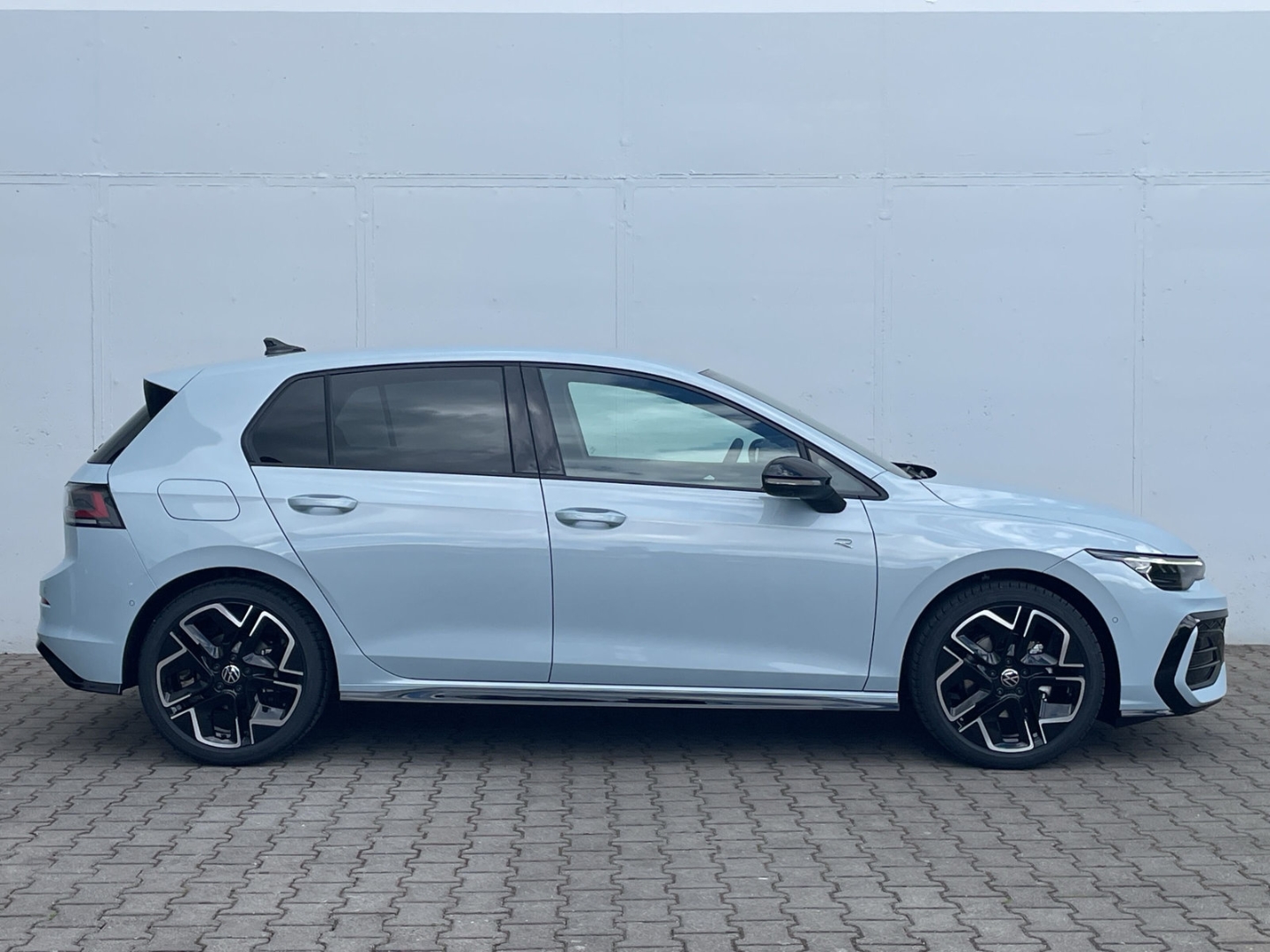 Golf VIII 1.5 eTSI DSG R-Line AHK/360°Kamera/HUD/Navi