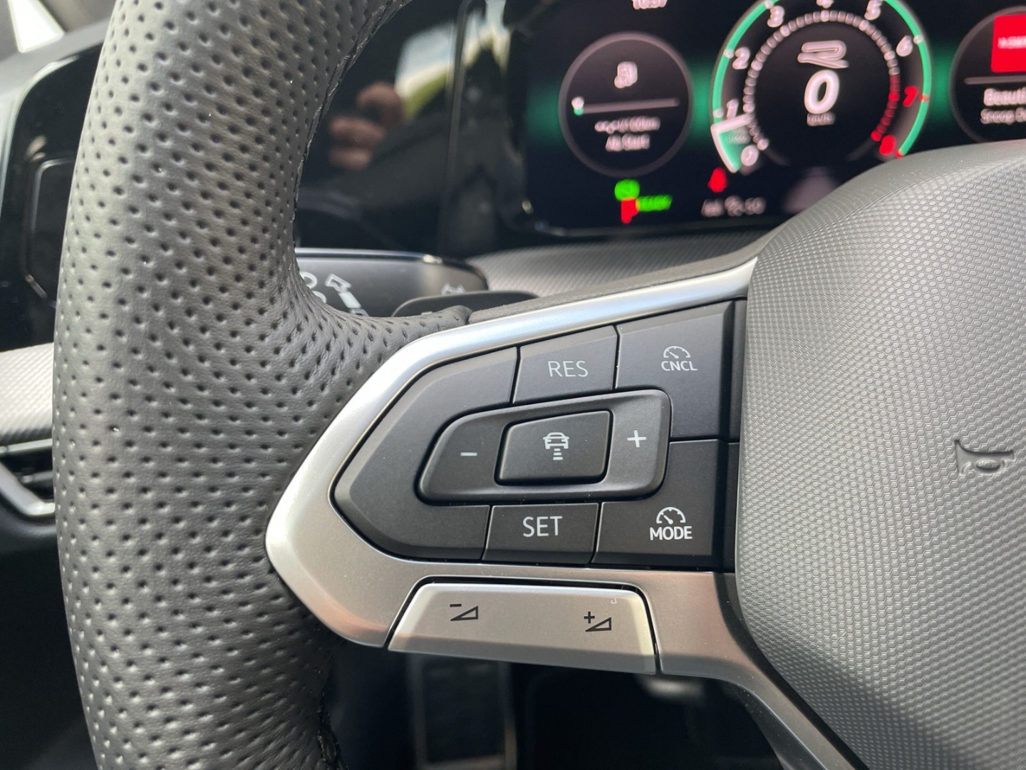 Golf VIII 1.5 eTSI DSG R-Line AHK/360°Kamera/HUD/Navi