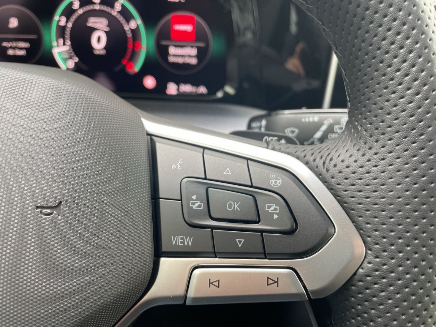 Golf VIII 1.5 eTSI DSG R-Line AHK/360°Kamera/HUD/Navi